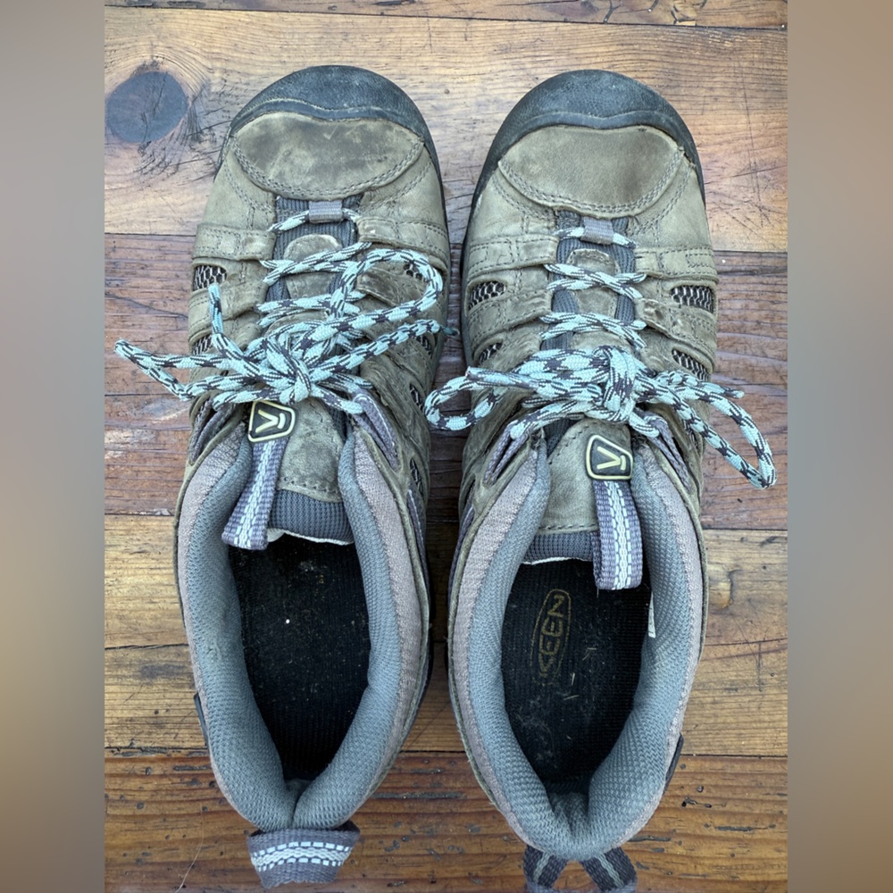 Keen Voyageur Hiking Shoe!  Size 9 women’s Worn